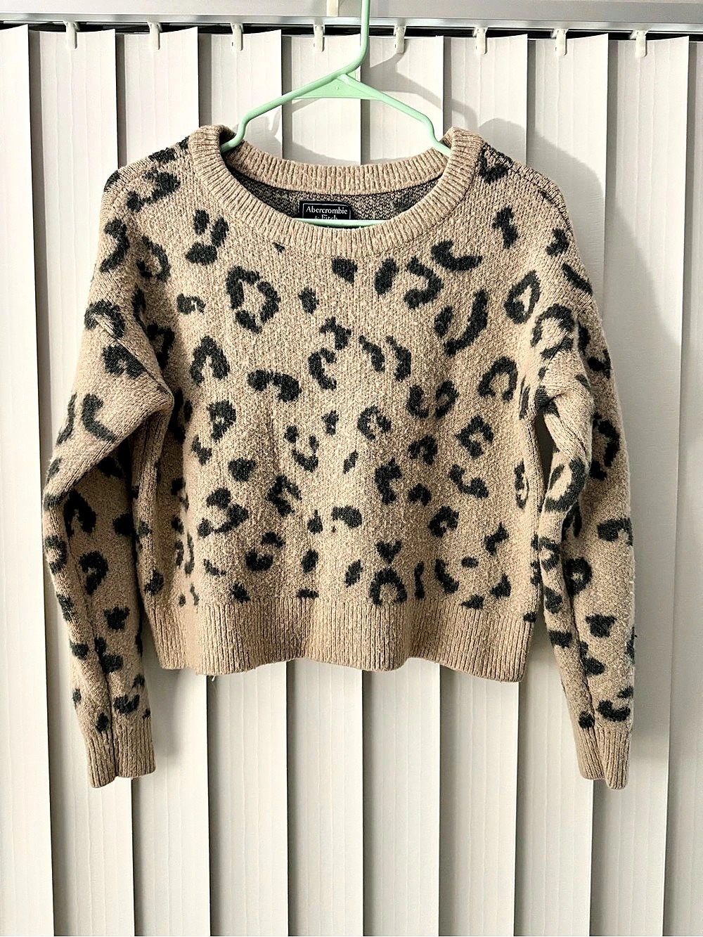 Abercrombie & Fitch Leopard Print Cropped Sweater Size Small